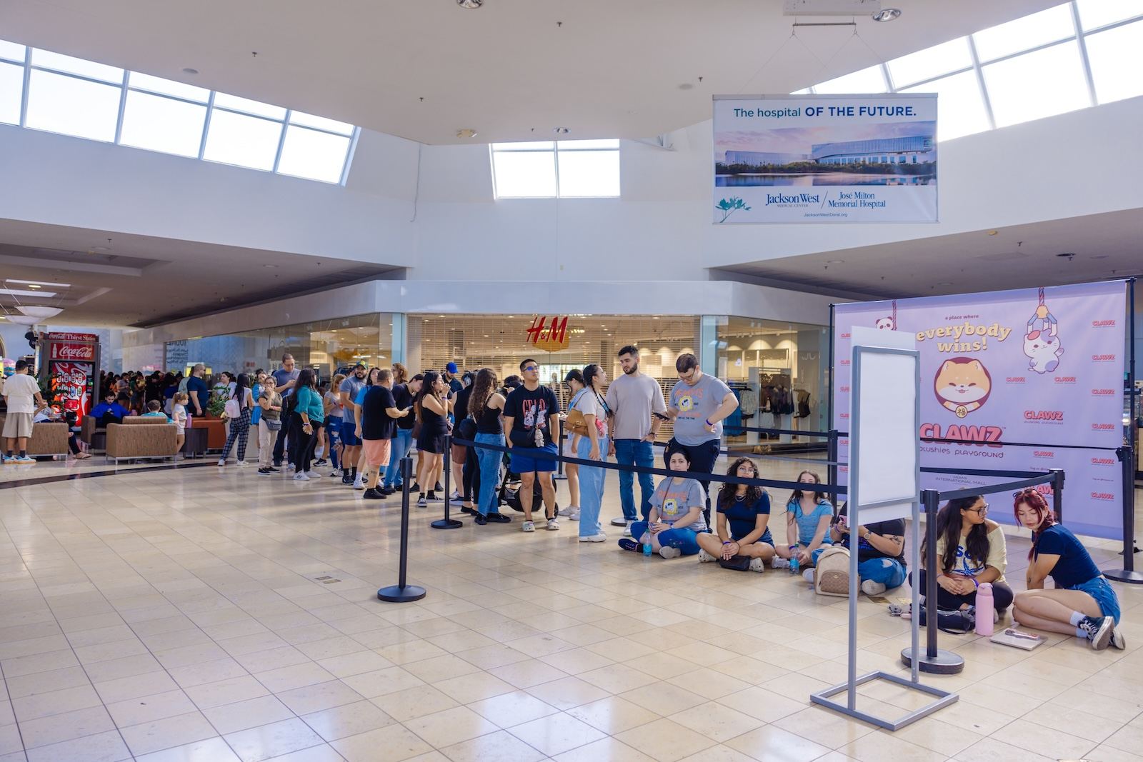 Fila de clientes na abertura da Clawz no International Mall