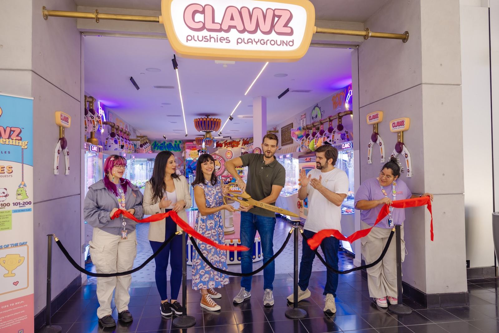 Leonardo Kozlowski cortando a fita de inauguração da Clawz
