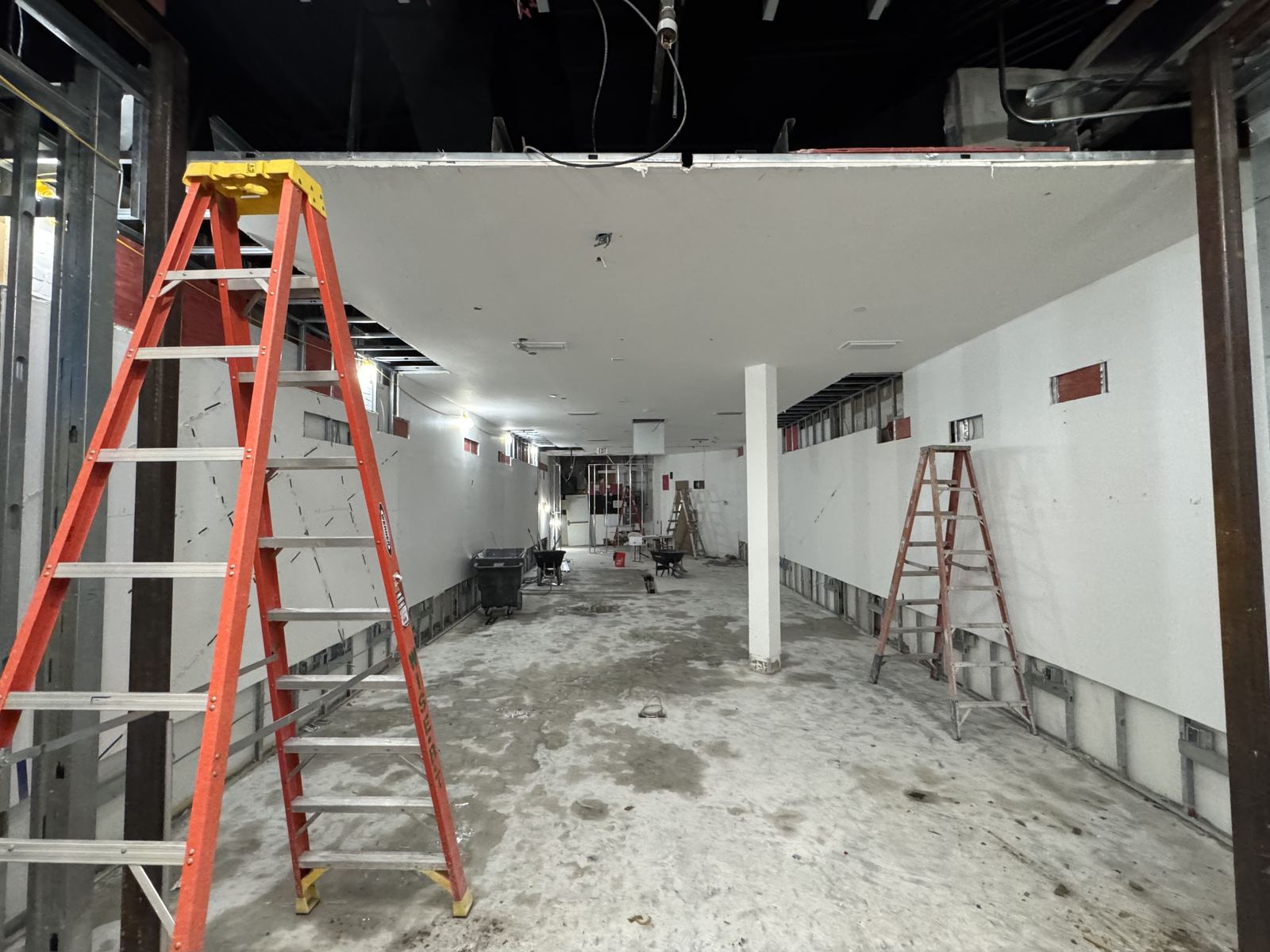Obra da loja Clawz em andamento