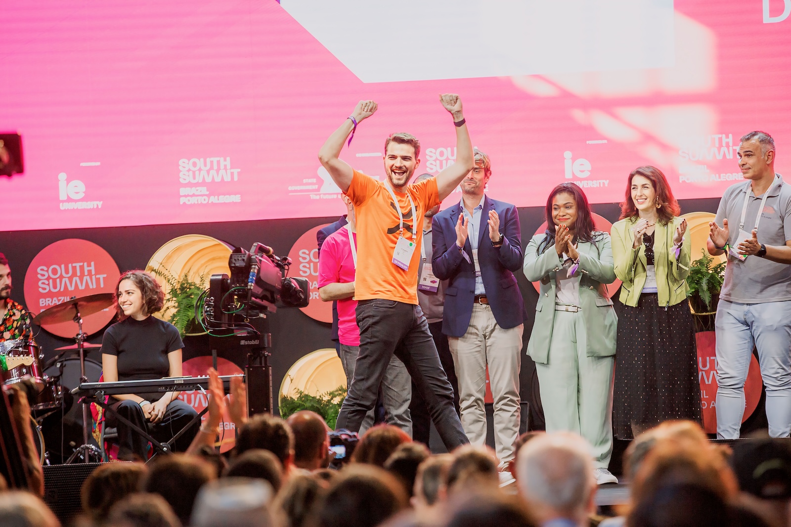 Leonardo Kozlowski comemorando no palco do South Summit Brasil