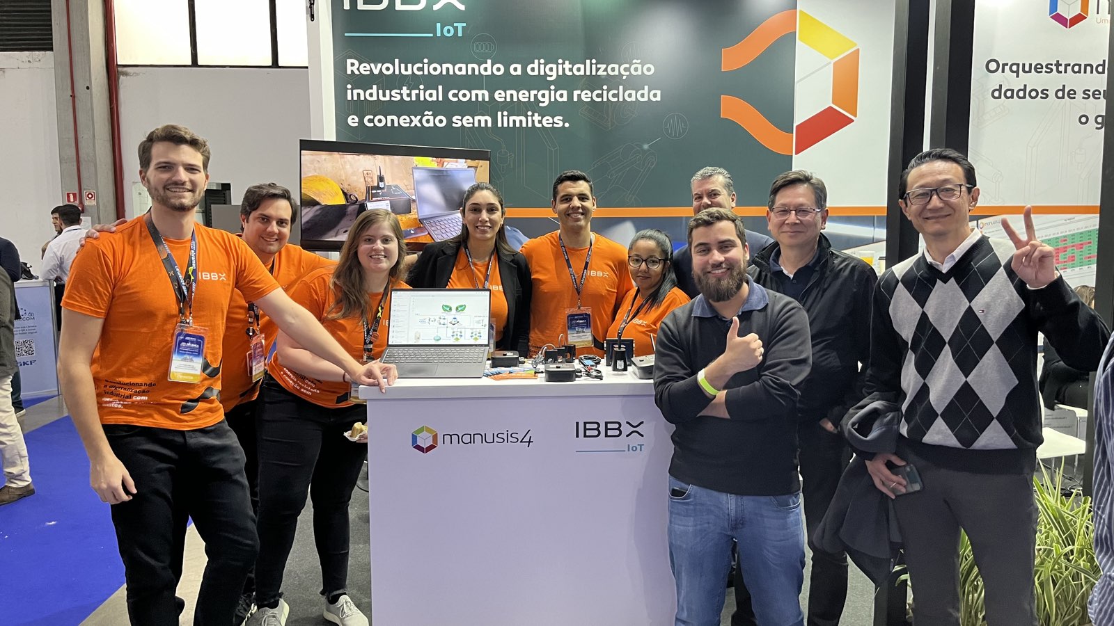 Leonardo Kozlowski com a equipe da IBBX em estande de feira do setor