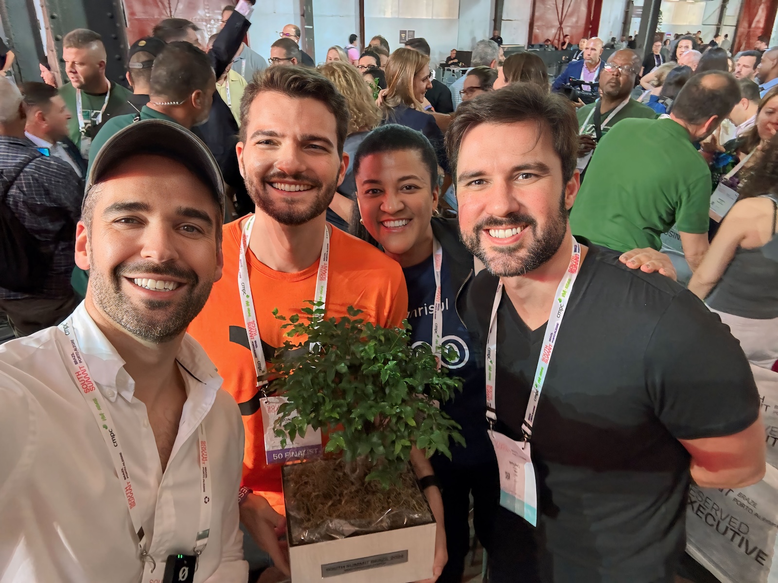 Leonardo Kozlowski e equipe comemorando o prêmio do South Summit Brasil