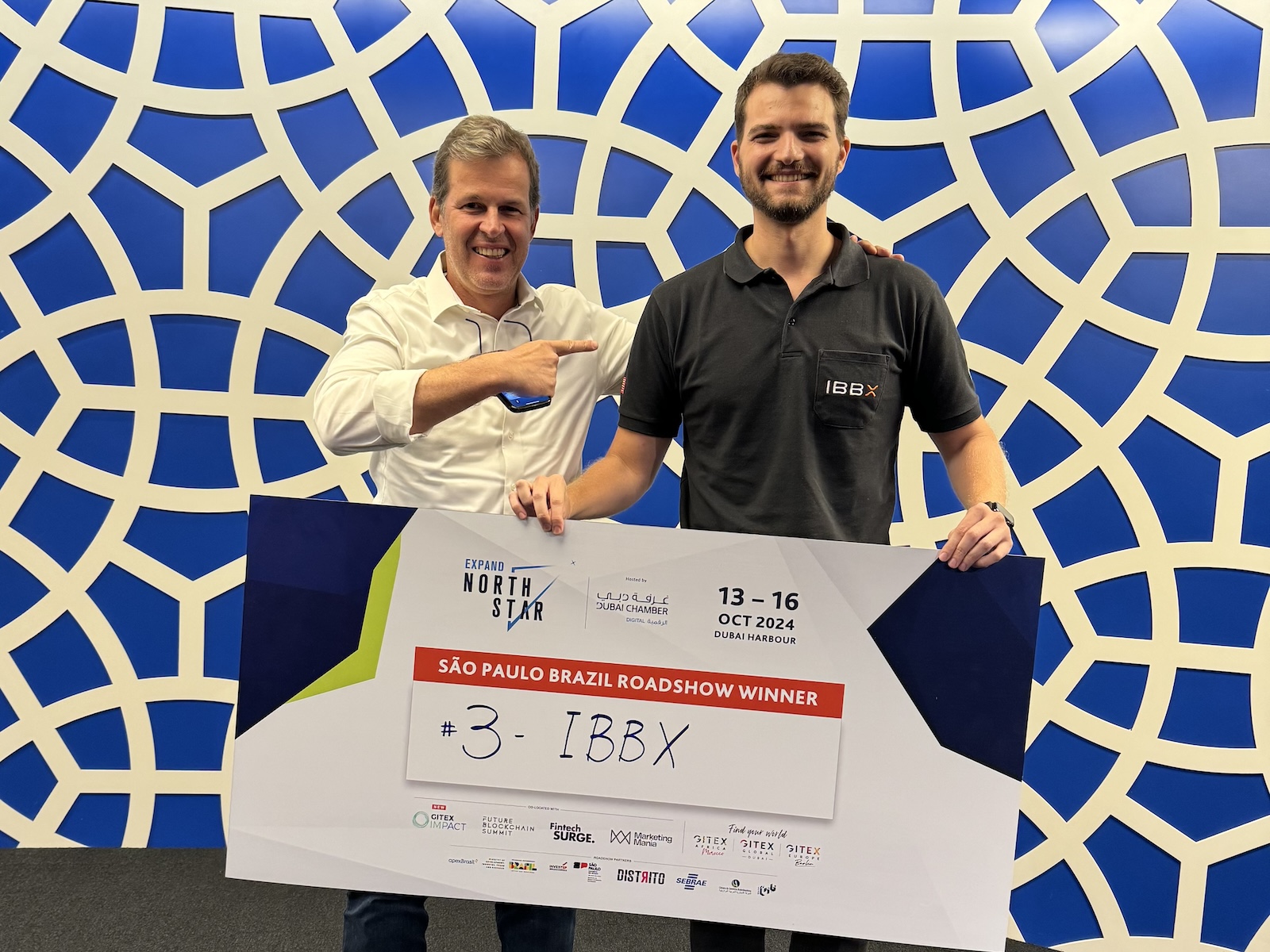 Leonardo Kozlowski recebendo o prêmio Expand North Star Roadshow em Dubai